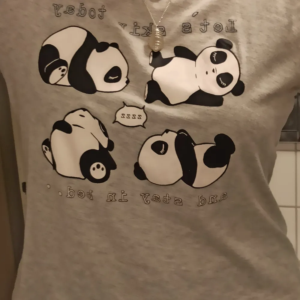 Säljer en super söt panda tröja jag köpte ifrån Cubus några år sen som inte kommer till användning ❤️ Den är väldigt bekväm och är helt utan fläckar eller revor förutom en liten svart fläck på en panda 🐼. T-shirts.