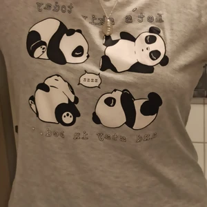 Cubus Panda Grå T-shirt - Säljer en super söt panda tröja jag köpte ifrån Cubus några år sen som inte kommer till användning ❤️ Den är väldigt bekväm och är helt utan fläckar eller revor förutom en liten svart fläck på en panda 🐼