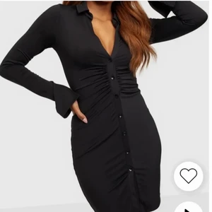 Svart snygg klänning - Säljer för 80kr!  Supersnygg svart klänning med drapering från Nelly, lapp kvar då den va för liten över bysten på mig annars perfekt. 