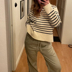 Linnebyxor Filippa K - Linnebyxor från Filippa K i storlek 38. Rak modell. Sitter lite oversize på mig som är en 36. 73% lin, 26% bomull, 1% elastan. Tröjan är från Arket och säljes i separat annons.