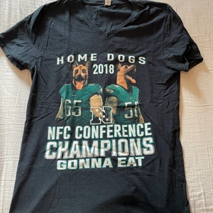 Vintage t-shirt - En snygg vintage t-shirt med häftigt motiv i v-ringning! T-shirten är såklart lite ”sleten” men lite syftet med vintage! Priser och annat kan diskuteras i dm!