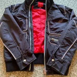 J Lindeberg vår/höst jacka - Så snygg med massor av detaljer.bomber stuk i fint skick