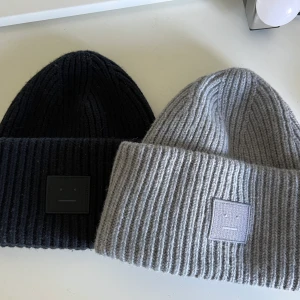 Mössa - Acne mössor i fint skick! 800kr styck 💕 ❌DEN SVARTA ÄR SÅLD❌