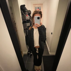 uniqlo jacka - säljer denna populära uniqlo jacka i storlek S men passar både S och L beronde hur man vill den ska sitta. perfekt nu till hösten!! köpte för 799 men säljer för 300💞fler bilder finns! 