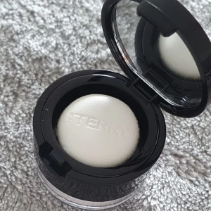 By Terry Hyaluronic hydra-powder 1,5 gram  - Prövat minimalt en gång då jag redan har liknande fast Pressed. Mini & så sjukt söt. Fraktsumman blir 10kr (frakt m frimärke) vid direkt swish till mig, välj ej Köp Nu isåfall. Samfraktar för minsta möjliga frakt kostnad för dig. Kontakta mig angående det