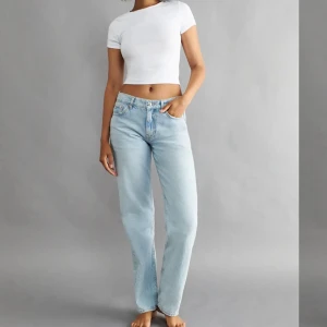 Low waist jeans ljusblå stenfärgade  - Köpte ett par av de slutsålda låga jeansen från Gina Tricot men de var lite för baggy för min smak. Passar en med storlek 38, vilket jag har. Helt oanvända och perfekt skick. ❤️ 🚨GRATIS FRAKT 🚨