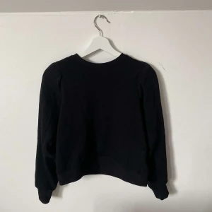 Svart tröja med lite puffärm  - Bra skick, jättefin