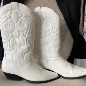 Cowboy boots - Vita cowboy boots från ASOS storlek 5 uk passar mig som har 37-38 finns synliga fläckar som borde gå bort om man tvättar dem