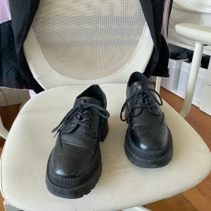 Skor - Snygga kostymbyxor utan skador använt fåtal gånger storlek 4 uk dvs 37 eu men passar även mig som brukar ha 38