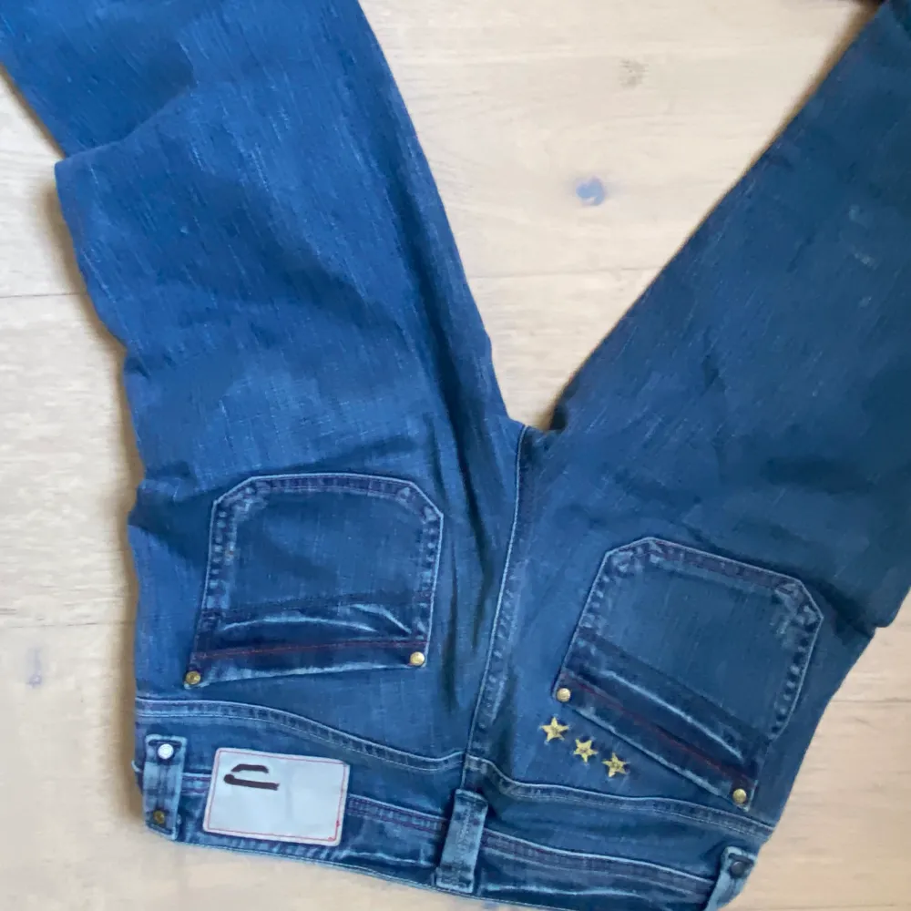 Hej! Säljer dessa diesel jeans, as snygga, lågmidjade och lagom utsvängda med fina detaljer runt fickorna💕💕 skriv om du har några frågor eller vill ha fler bilder😁😁. Jeans & Byxor.