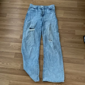 Jeans från HM - Ett par jätte fina jeans från HM i storlek 38 men som tyvärr blivit för stora för mig! De är i fint skick. 