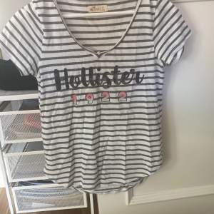 vit och grårandig t-shirt från hollister i storlek xs Köpare står för frakt