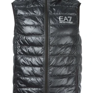 EA7 väst storlek S/M - Säljer min EA7 väst köpt för 1 år inte använt den mycke storlek S men passar M
