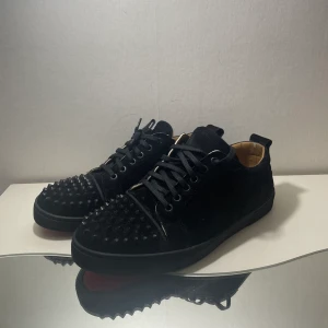 Christian Louboutin - Säljer ett par jätte fina loubs, jätte bra skick nästan inte använda. Använda minst 2 gånger. Skriv för intresse💗