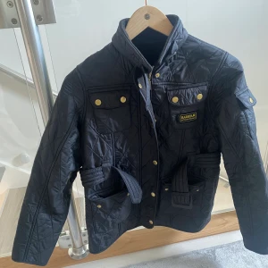 Barbour jacka dam - Superfin och bekväm barbour jacka i bra skick. Jag köpte den för cirka två år sen och den har används max 5 gånger. Storleken är XL, men passar utmärkt som storlek S i damstorlek☺️