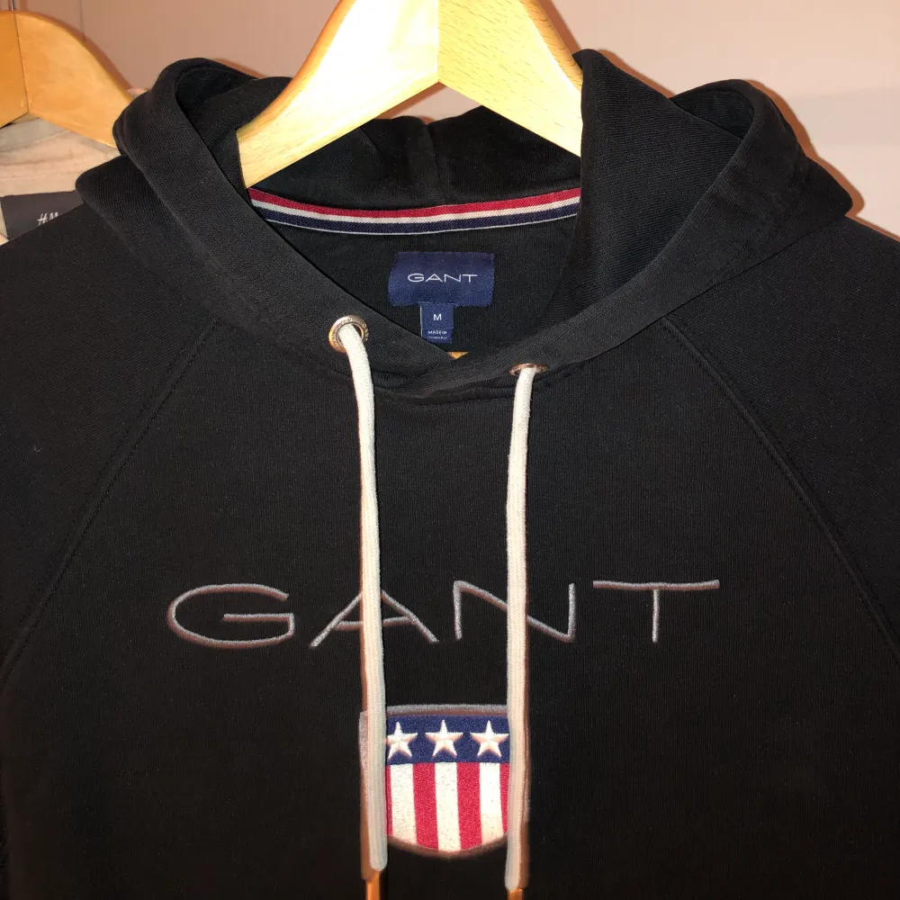 Säljer en Gant hoodie, strl M. Cond 9/10. Hoodies.