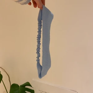 Blått hårband  - Blått hårband som jag har sytt själv 🫶🫶 Hårbandet är sytt med resår så det passar många olika storlekar. 65 + 13 kr i frakt om man inte vill ha spårbar 💙☁️