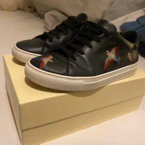 Axel arigato  - Super fina Axel Arigato skor som tyvär inte kommer till användning länge. Dessa är i storlek 34 men är stora i storlek så dem passar mig som vanligtvis har storlek 35-36😊