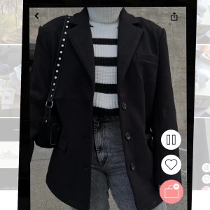 Oversized blazer - ”Oversized Warm blazer” från Nelly, helt oanvänd. Kavajen är svart och perfekt Oversized samt i ett lite tjockare material vilket gör att den även passar perfekt som jacka! Jag säljer den pga köpte 2 olika storlekar att välja mellan. Nypris 799kr