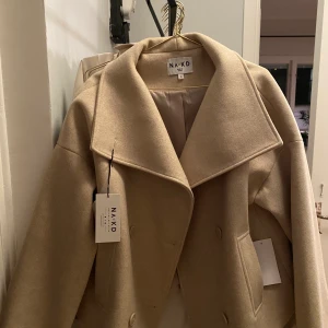 Kappa - Säljer min oanvända NA-KD kappa, storlek 36.