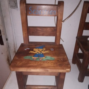 Betsad barnstol i trä med målat motiv av Bamse . - Fin mörkbetsad barnstol med målat motiv på sitsen med Bamse och på stolsryggen med namn Sebastian .Mycket fint skick .hämtas i Skene. Swishbetalning.alt kontant betalning .