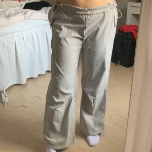 Parachute pants - Parachute pants i beige från shein. Aldrig använda då jag tycker att dem är liite för korta på mig (är 172). Första bilden har jag vikt ner kanten då jag gillar lågmidjat. Dom är i storlek L men skulle säga att de passar S-L då man kan dra åt dom i midjan