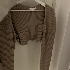 Kofta från hm  - Beige kofta från hm. Använd 2 gånger så i nyskick 🤍