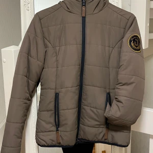 Jacka - Hej! Jag säljer denna rid jackan för 250kr. Den är använd men ser oanvänd ut väldigt fin. Storlek Xs men passar också folk med storlek S.