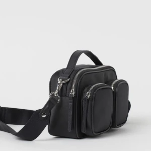 Axelbandsväska H&M  - Väska från H&M i nyskick. 