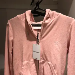 Hej, säljer en super snygg rosa Juicy hoodie i storlek XS. Helt ny med tags på. Sitter riktigt bra, kom med bud! 💝