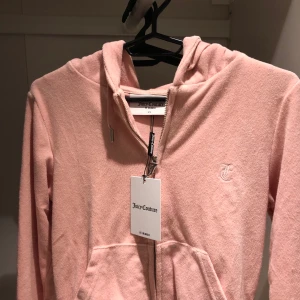 Juicy Couture - Hej, säljer en super snygg rosa Juicy hoodie i storlek XS. Helt ny med tags på. Sitter riktigt bra, kom med bud! 💝