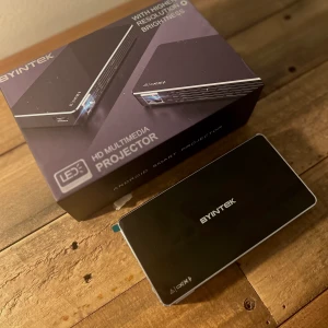 Mini projektor Byintek P10 + Mi box  - Mini projektor med stativ. Endast testad! Plastfilm kvar. En Mi Box ingår också som kan kopplas till projektorn, den har många program som exempelvis netflix, youtube, Google play. Inbyggd chromecast. Stilren och grym! 