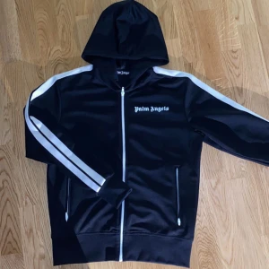 Palm Angels Trackjacket - Palm Angels trackjacket säljs nu billigt då jag rensar min garderob.  Storlek S Skick 8/10 Pris 1900