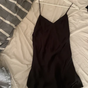 Zara mini klänning - Nu säljer jag min superfina oanvända svarta miniklänning från Zara, då den inte kom till användning. Superfin och siden material. Köpte för 359, säljer för 250 exkl frakt 💞
