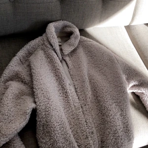 Ljusbeige teddyjacka, knappt använd  - Säljer en mysig teddyjacka i en ljusbeige färg som enbart använts vid några tillfällen. Storlek M, lite oversized i storleken. 🤎
