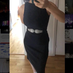 Svart midi klänning - Midi bal eller festklänning i stl M från river island med silver detalj. Perfekt för nyår! Sitter superfint på kroppen och har använts en gång.
