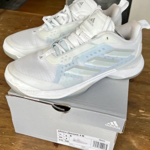 Nya Tennis/padelskor  - Nya Adidas Adizero Ubersonic 4 W Nya strlk 39 1/3  Säljes pga fel storlek 