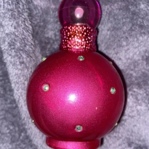 Britney Spears parfym  - En älskad klassiker! På andra bilden ser man hur mycket som är kvar, lite mindre än hälften därav billigt pris. Doft: vit choklad, vanilj, kiwi, jasmin. Håller i flera dar! Perfekt för att dra ut och festa! ✨