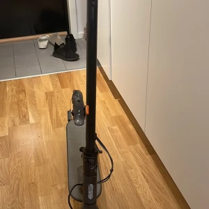 Elscooter  - Elscooter som funkar helt felfritt behöver bara pumpa bakdäcket och laddare saknat pga försvunnen i flytten