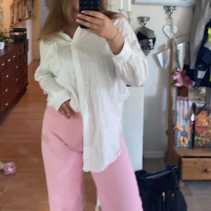 Rosa jeans - Säljer dessa super fina rosa jeans. Sitter helt perfekt i längden är dock lite stora i midjan på mig som vanligt är 38/40 i byxor.  