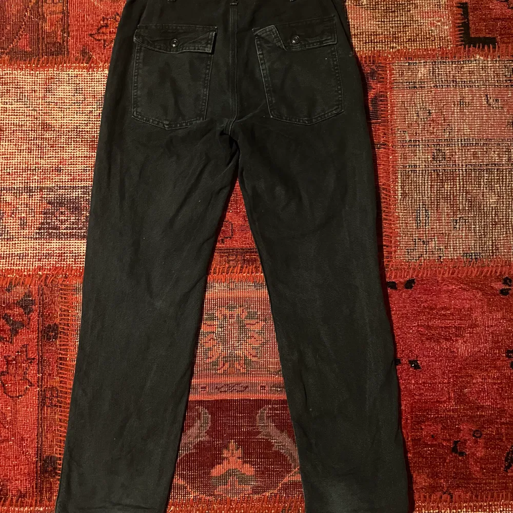 Tvär feta mörkblåa jeans med fickor som man kan se från utsidan, dom är köpta på en schysst second hand affär, men kommer int till andvändning längre, dom är i dunder skick och kommer hålla ett bra tag (skriv för mer info!!). Jeans & Byxor.