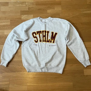 ”Sthlm” milo shoppe crewneck! - Superskön och mysig ”Sthlm” milo shoppe crewneck! Oanvänd. Stor i storleken