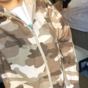 Tjocktröja camoflage - En tjocktröja köpt från lager 157. Jag använder den inte mer, därför säljer jag💕super fint skick och inga hål eller annat💞