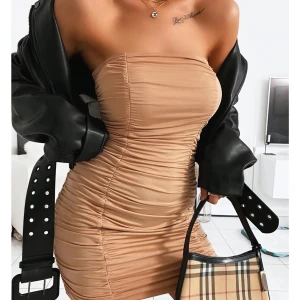 Bandeau klänning - Beige bandeau klänning från Nova of sweden i storlek M men är mera som en one size då den formar kroppen, använd endast en gång.💞