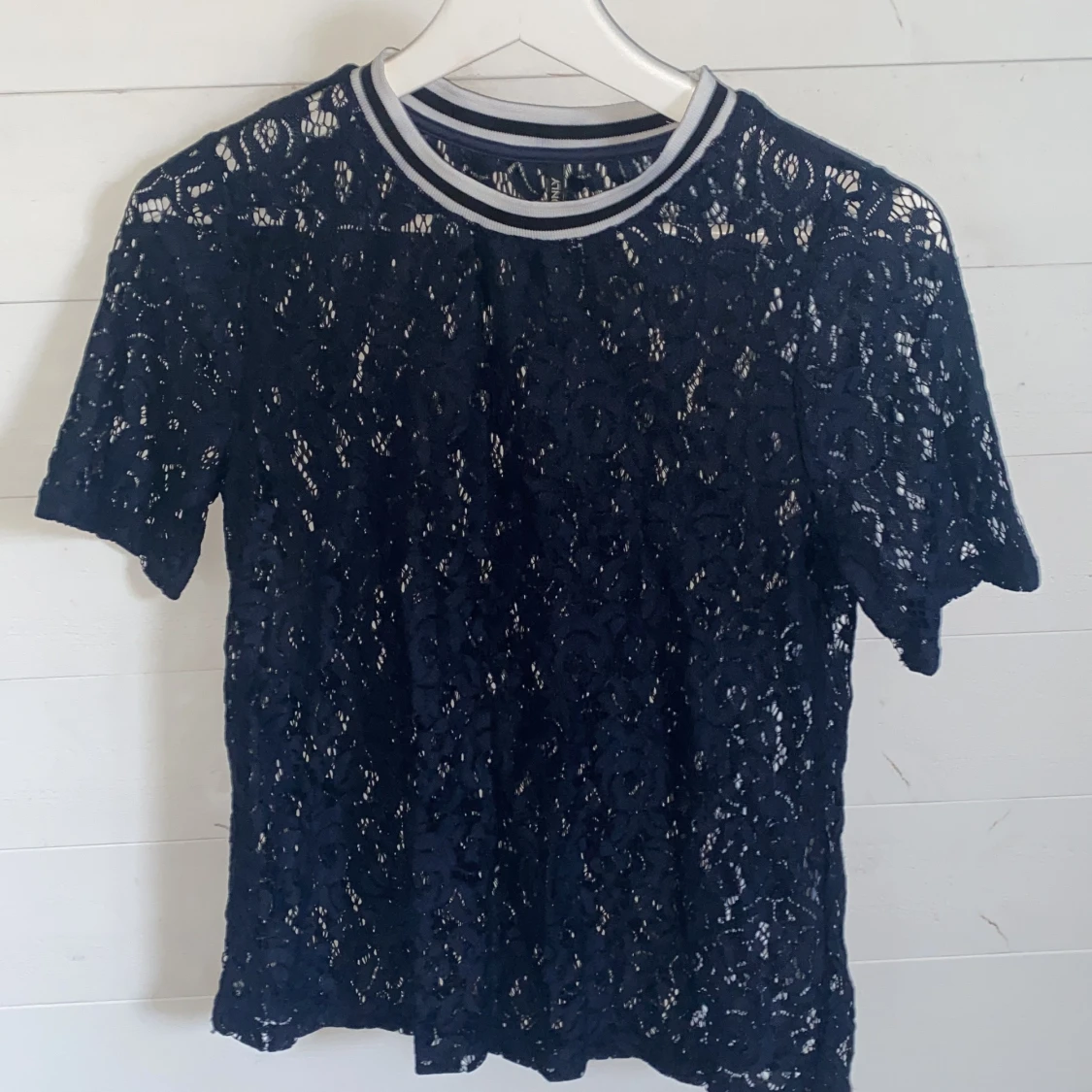 Mörkblå spets t-shirt