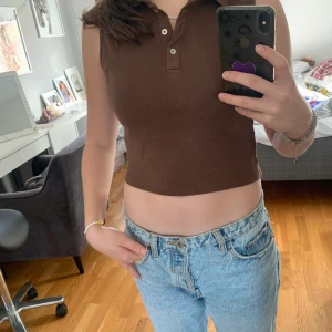 Brandy Melville topp - Brunt mysigt linne som jag tyvärr inte använder längre men tycker mycket om! Skriv om intresserad klicka INTE på köp nu💕