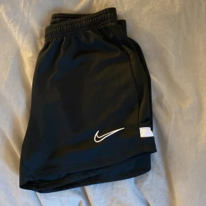Shorts - Säljer dessa sjukt snygga träningsshorts från Nike💞💞dom är nästan aldrig använda och är i mycket bra skick:) dom är i strl S men passar mig som är xs oxå👍🏻💗hör av er vid frågor eller för fler bilder