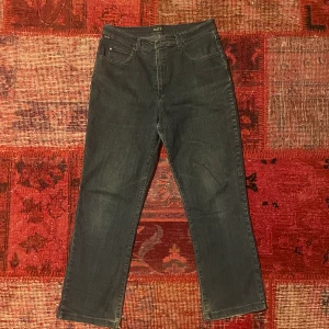 Tasty jeans - Tvär feta jeans från märket Tasty, dom har en skön passform och typ vita ränder längs de blå jeans materialet dom är straight leg men kan va baggy på vissa, och dom är i perfekt kondition (skriv för mer info!!)