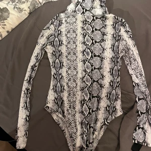 Mönstring body - Mönstrad body från PLT i storlek L/Xl, aldrig använt.💞