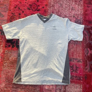 Steelers tee - Tvär fet gammal rugby tröja som passar med allt, den har ett sjukt tjockt och mysigt material och kommer hålla en livstid om man tar hand om den. Säljer pågrund av att den va för stor för mig (skriv gärna om du har några funderingar!)